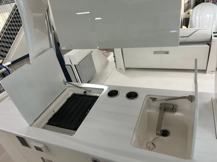  Yacht Photos Pics 2026 REGAL 38 SAV - Image 6