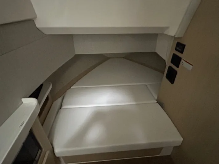  Yacht Photos Pics 2026 REGAL 38 SAV - Image 9