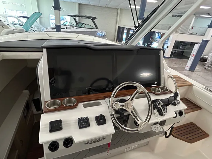  Yacht Photos Pics 2026 REGAL 38 SAV - Image 4