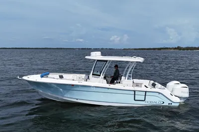 Robalo R302 Center Console