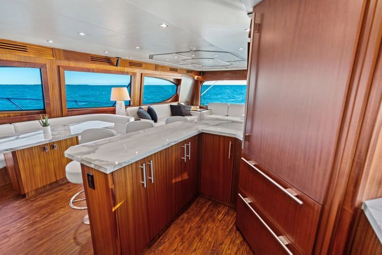 2011 Hatteras 77 