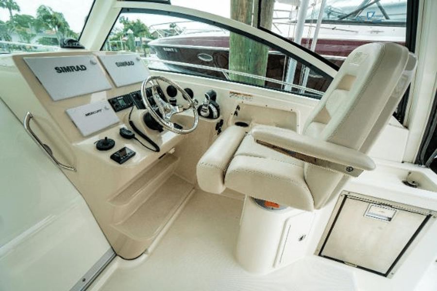 2018 Boston Whaler 315 Conquest