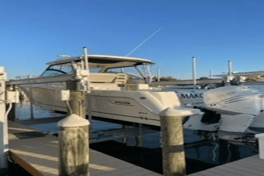 2018 Boston Whaler 315 Conquest