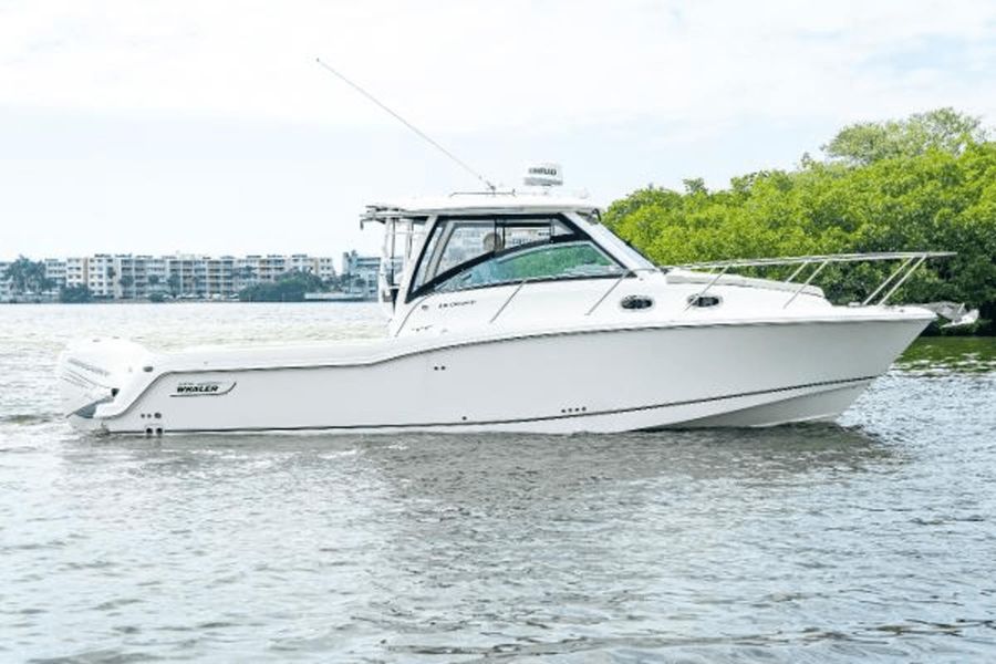 2018 Boston Whaler 315 Conquest