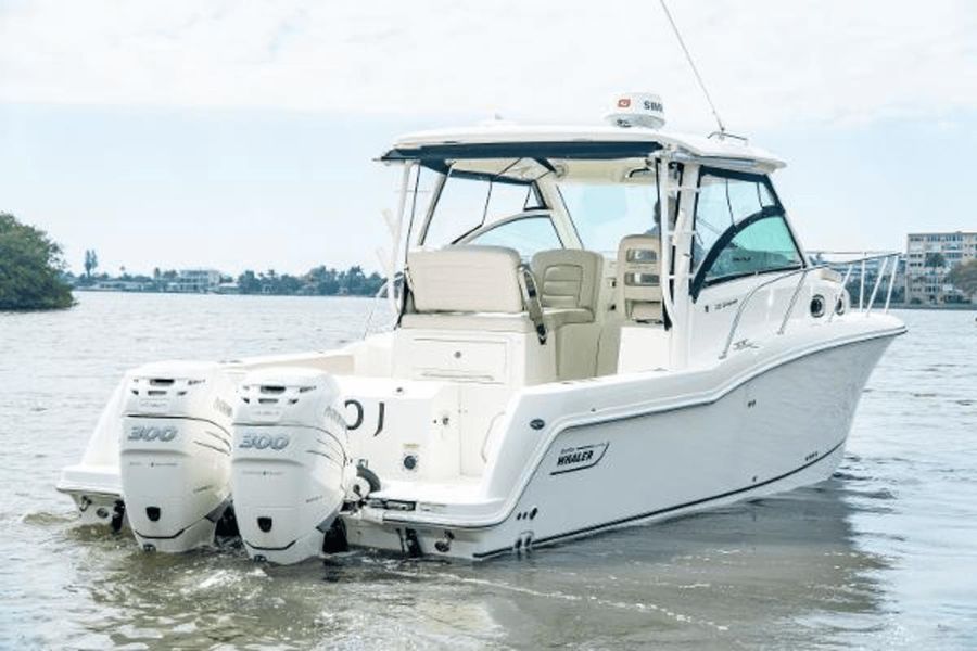 2018 Boston Whaler 315 Conquest