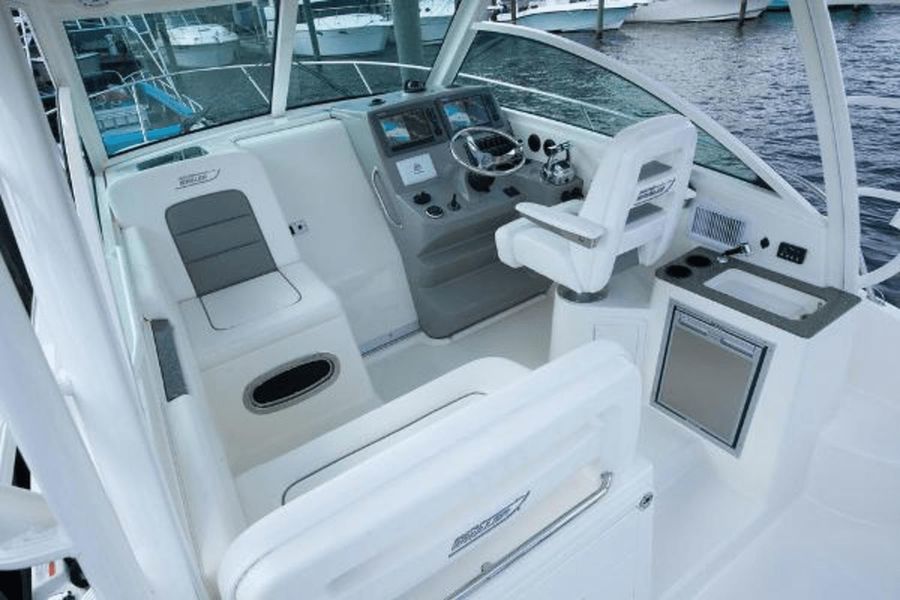 2018 Boston Whaler 315 Conquest