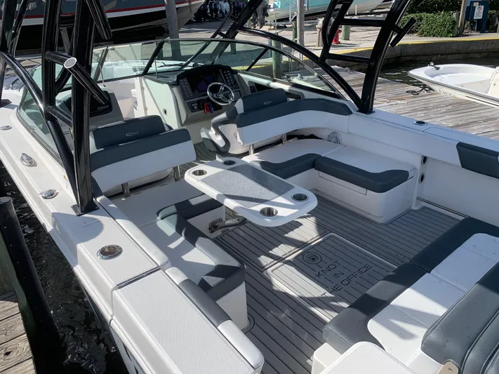  Yacht Photos Pics 2019 ROBALO 317 DC - Image 9