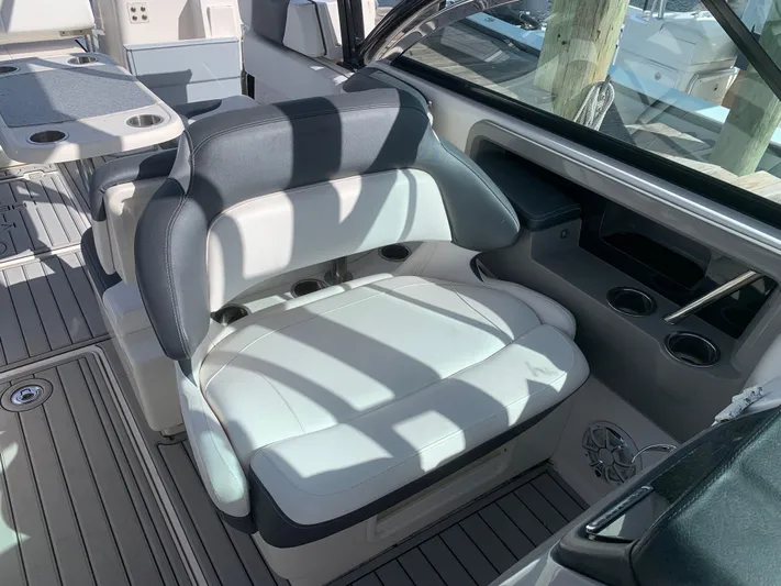  Yacht Photos Pics 2019 ROBALO 317 DC - Image 22