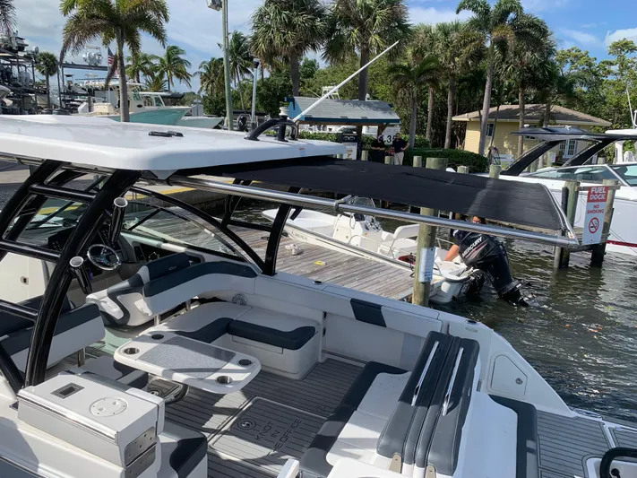  Yacht Photos Pics 2019 ROBALO 317 DC - Image 37