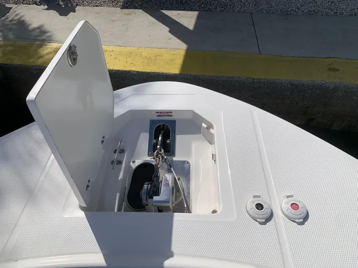  Yacht Photos Pics 2019 ROBALO 317 DC - Image 31