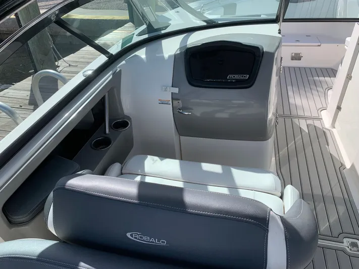  Yacht Photos Pics 2019 ROBALO 317 DC - Image 20