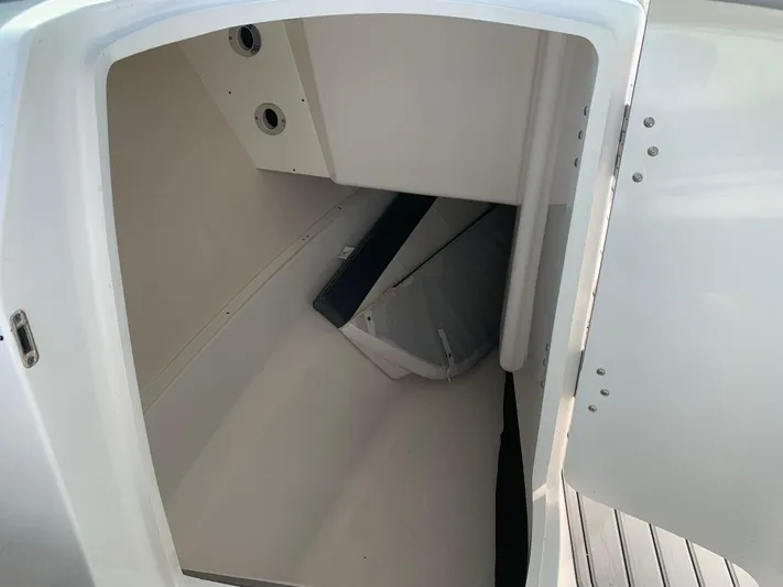  Yacht Photos Pics 2019 ROBALO 317 DC - Image 35