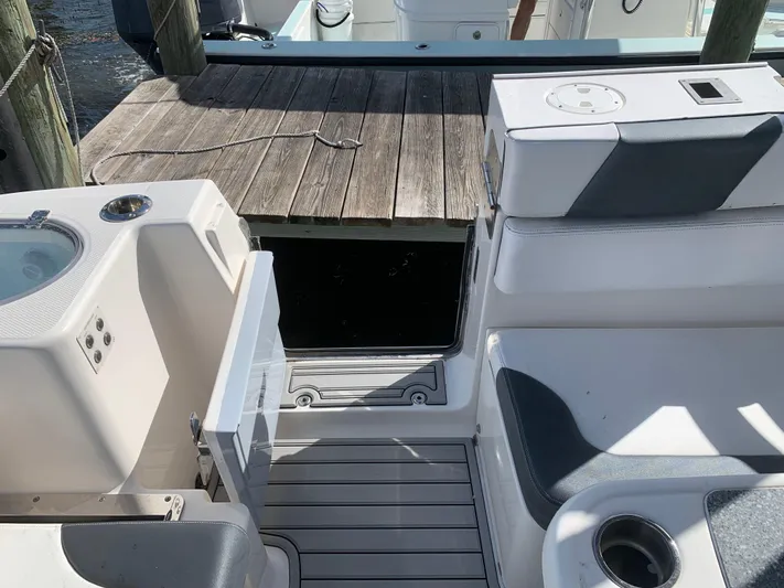  Yacht Photos Pics 2019 ROBALO 317 DC - Image 12