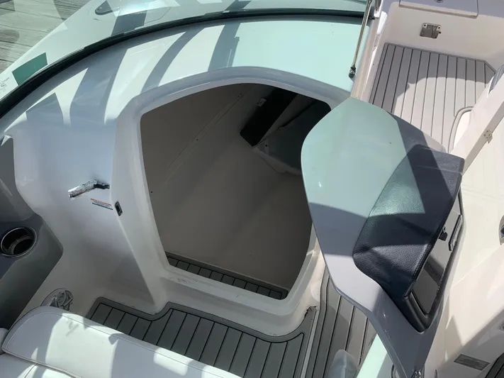  Yacht Photos Pics 2019 ROBALO 317 DC - Image 34
