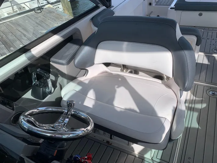  Yacht Photos Pics 2019 ROBALO 317 DC - Image 21