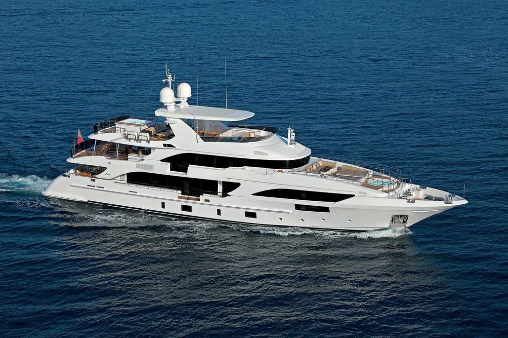 mega yacht in vendita italia