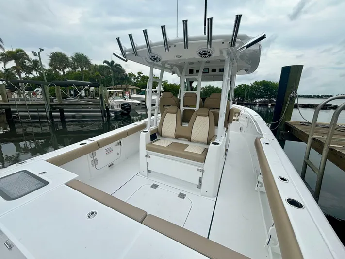  Yacht Photos Pics 2025 EVERGLADES 335 CC - Image 18