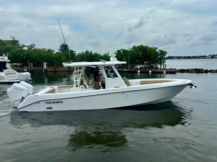  Yacht Photos Pics 2025 Everglades 335 Cc - Image 1