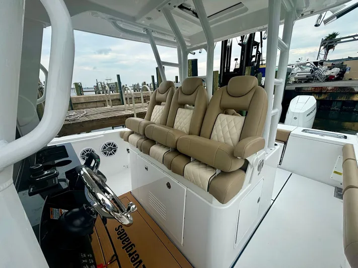  Yacht Photos Pics 2025 EVERGLADES 335 CC - Image 11