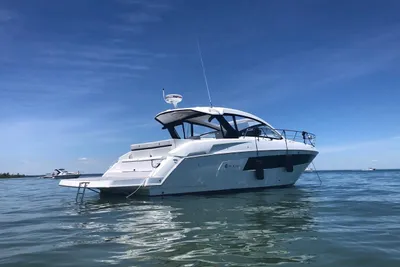 Cruisers Yachts 390 Express Coupe