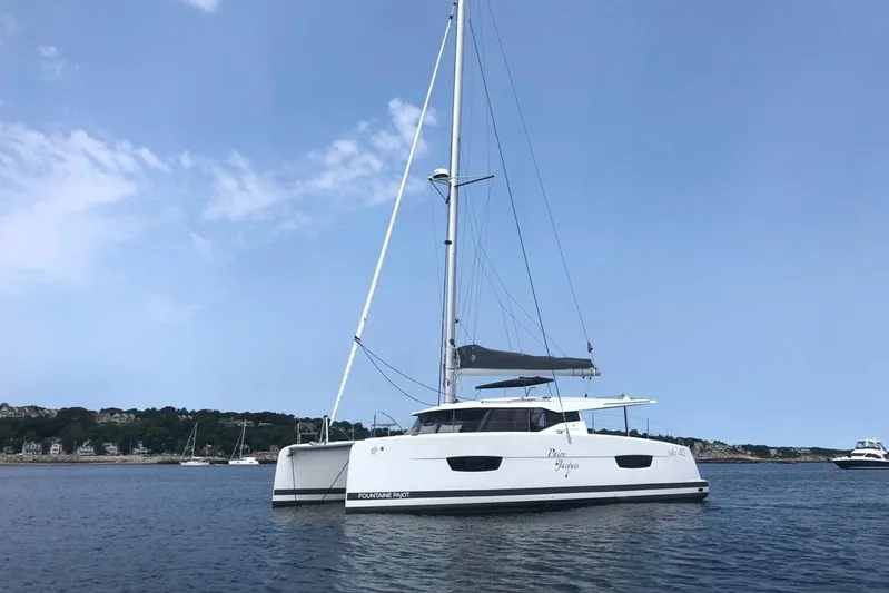 Paire De Jacques Yacht Photos Pics 2021 Fountaine Pajot Isla 40 catamaran sailing on calm waters under a clear blue sky.