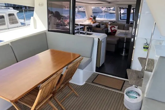 Paire De Jacques Yacht Photos Pics Fountaine Pajot Isla 40 catamaran, 2021 model, featuring a spacious outdoor dining area.