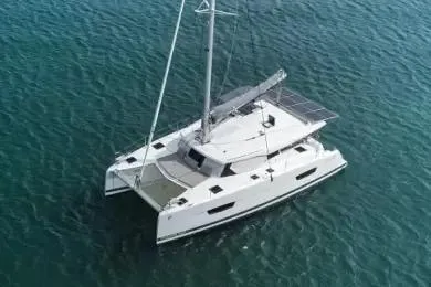 Paire De Jacques Yacht Photos Pics 2021 Fountaine Pajot Isla 40 catamaran sailing on clear blue water.