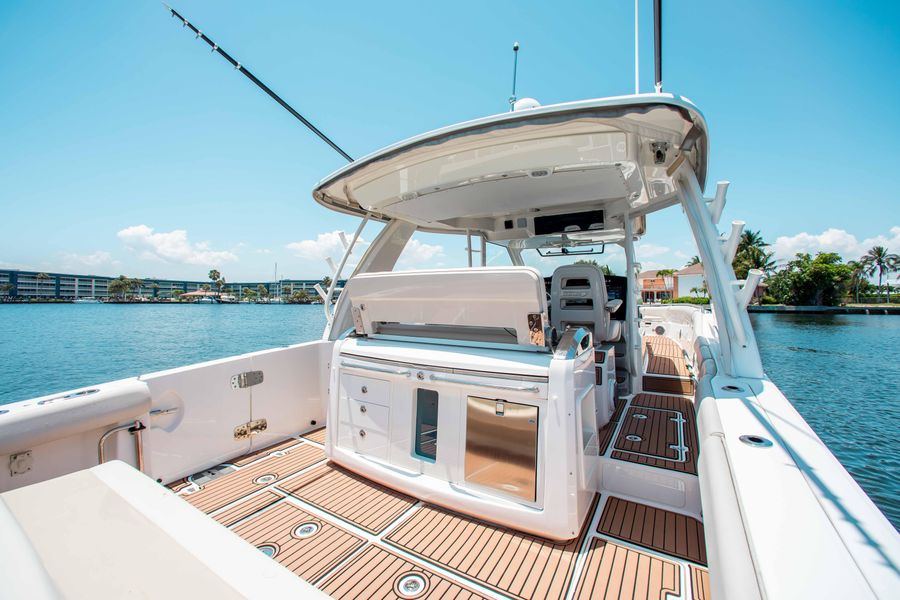 2017 Boston Whaler 420 Outrage