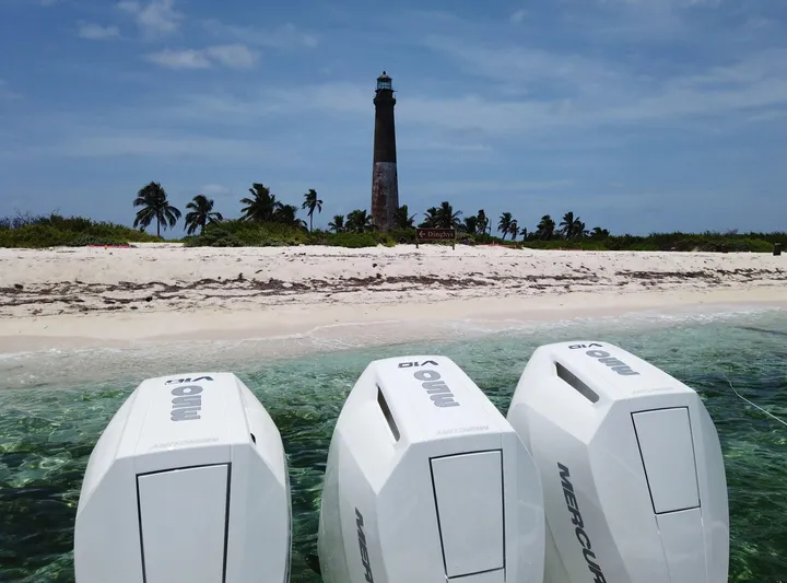  Yacht Photos Pics 2024 EVERGLADES 365 CC - Image 10