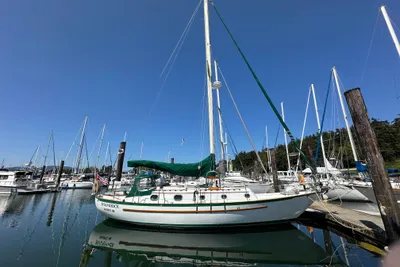 Pacific Seacraft Crealock 37
