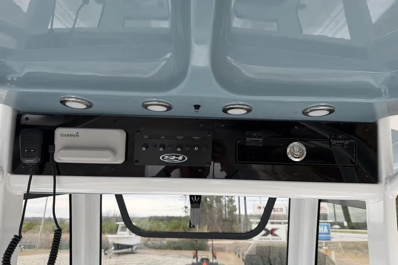  Yacht Photos Pics 2026 Sea Hunt Ultra 265 SE boat console with Garmin equipment and storage compartments.