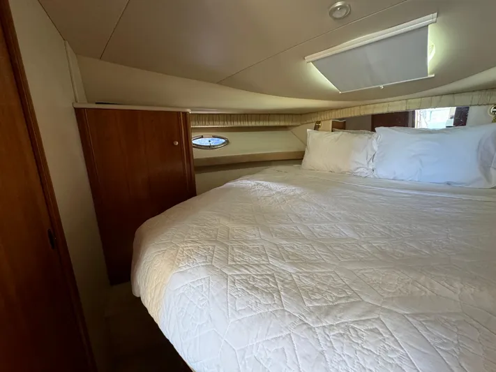 Baby Cake Yacht Photos Pics Luxurious bedroom interior of 2004 Meridian 381 Sedan yacht with cozy bedding.