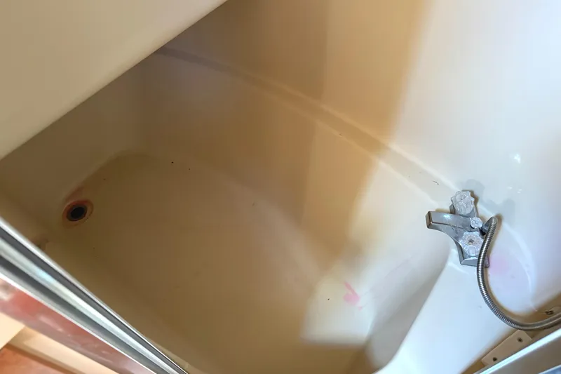 Baby Cake Yacht Photos Pics Bathtub with faucet in 2004 Meridian 381 Sedan yacht bathroom.