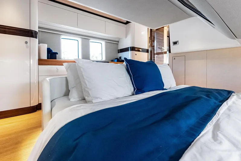 A. Noochette Yacht Photos Pics Luxurious interior cabin of 2024 Zeelander Z5 yacht with elegant bedding.