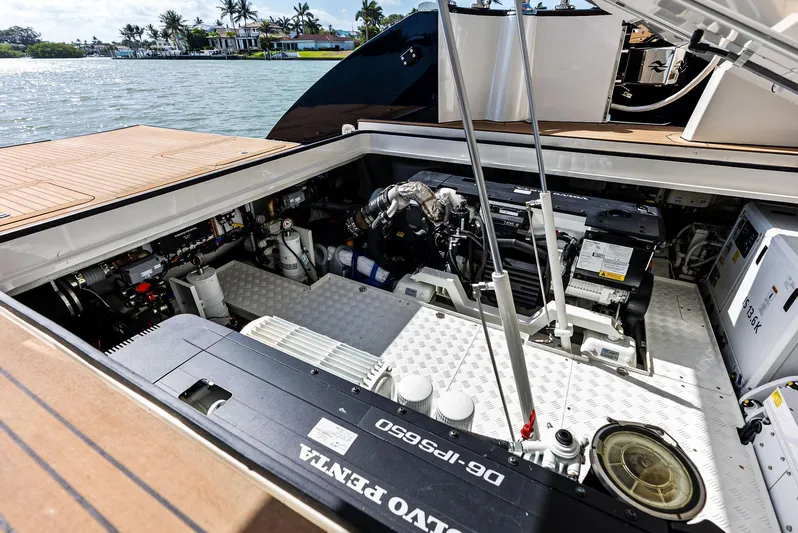 A. Noochette Yacht Photos Pics 