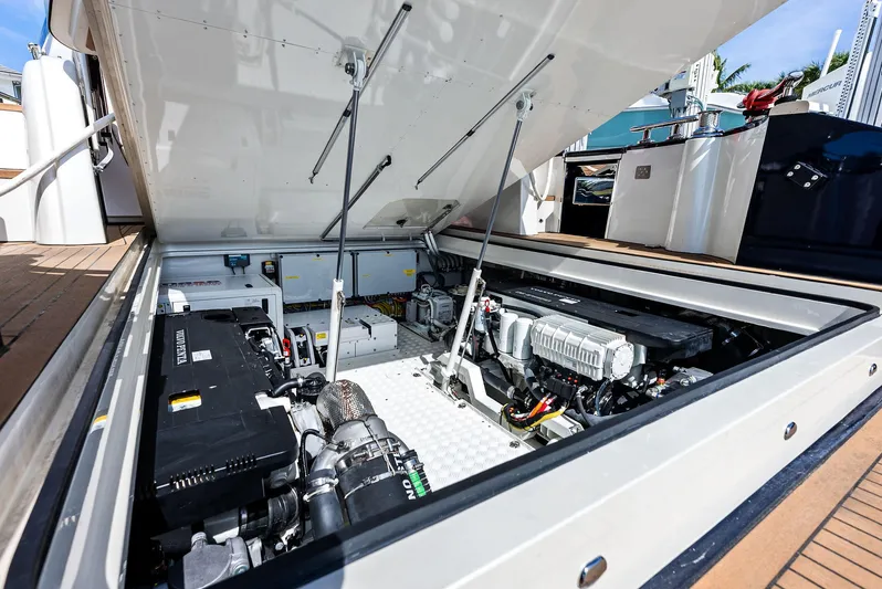 A. Noochette Yacht Photos Pics 