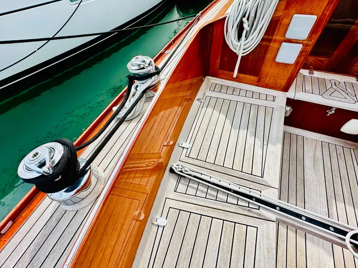 Bamboozle Yacht Photos Pics Luxurious Spirit Yachts Spirit 46, 2010 model, featuring elegant teak decking and polished fittings.