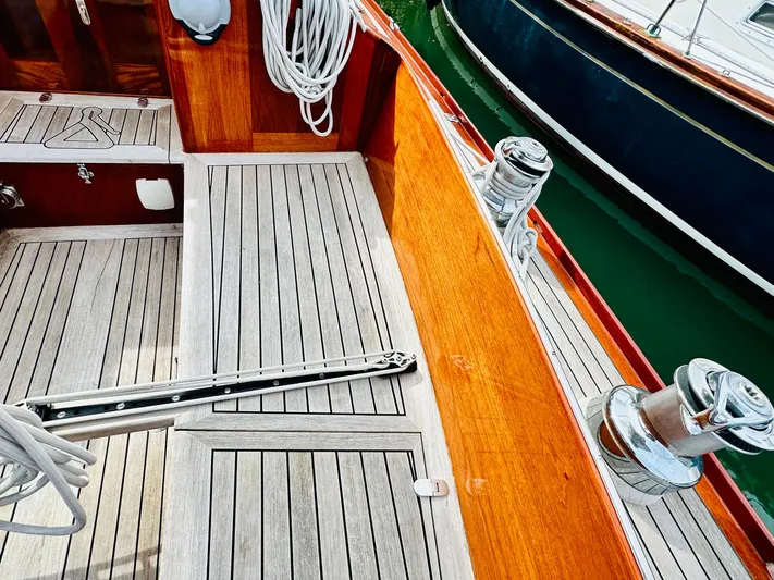 Bamboozle Yacht Photos Pics Deck of 2010 Spirit Yachts Spirit 46 with wooden finish and nautical ropes.