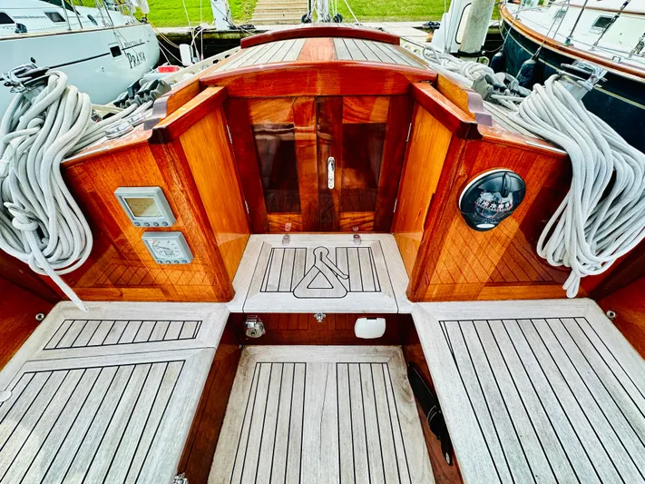 Bamboozle Yacht Photos Pics Luxurious Spirit Yachts Spirit 46 sailboat cockpit with teak wood finish, 2010 model.