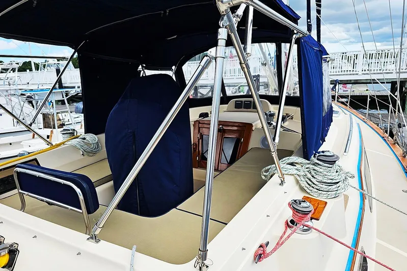  Yacht Photos Pics 2006 Island Packet 445 sailboat cockpit with ropes and covered helm at marina.