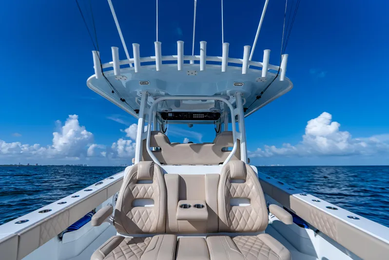  Yacht Photos Pics Luxury Freeman 35 boat interior, 2025 model, on open ocean under clear blue sky.