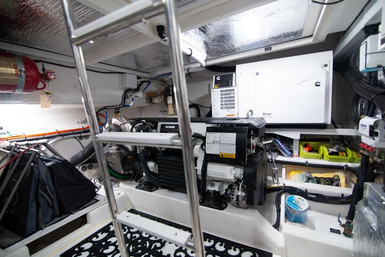 2022-46-cruisers-yachts-cantius