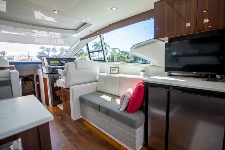 2022-46-cruisers-yachts-cantius