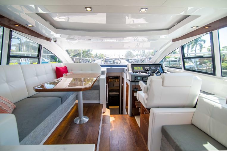 2022-46-cruisers-yachts-cantius