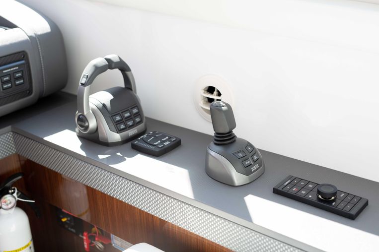 2022-46-cruisers-yachts-cantius