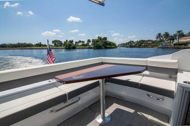 2022-46-cruisers-yachts-cantius