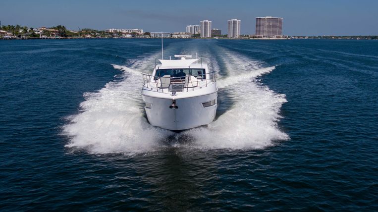 2022-46-cruisers-yachts-cantius