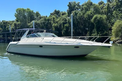 Regal 402 Commodore
