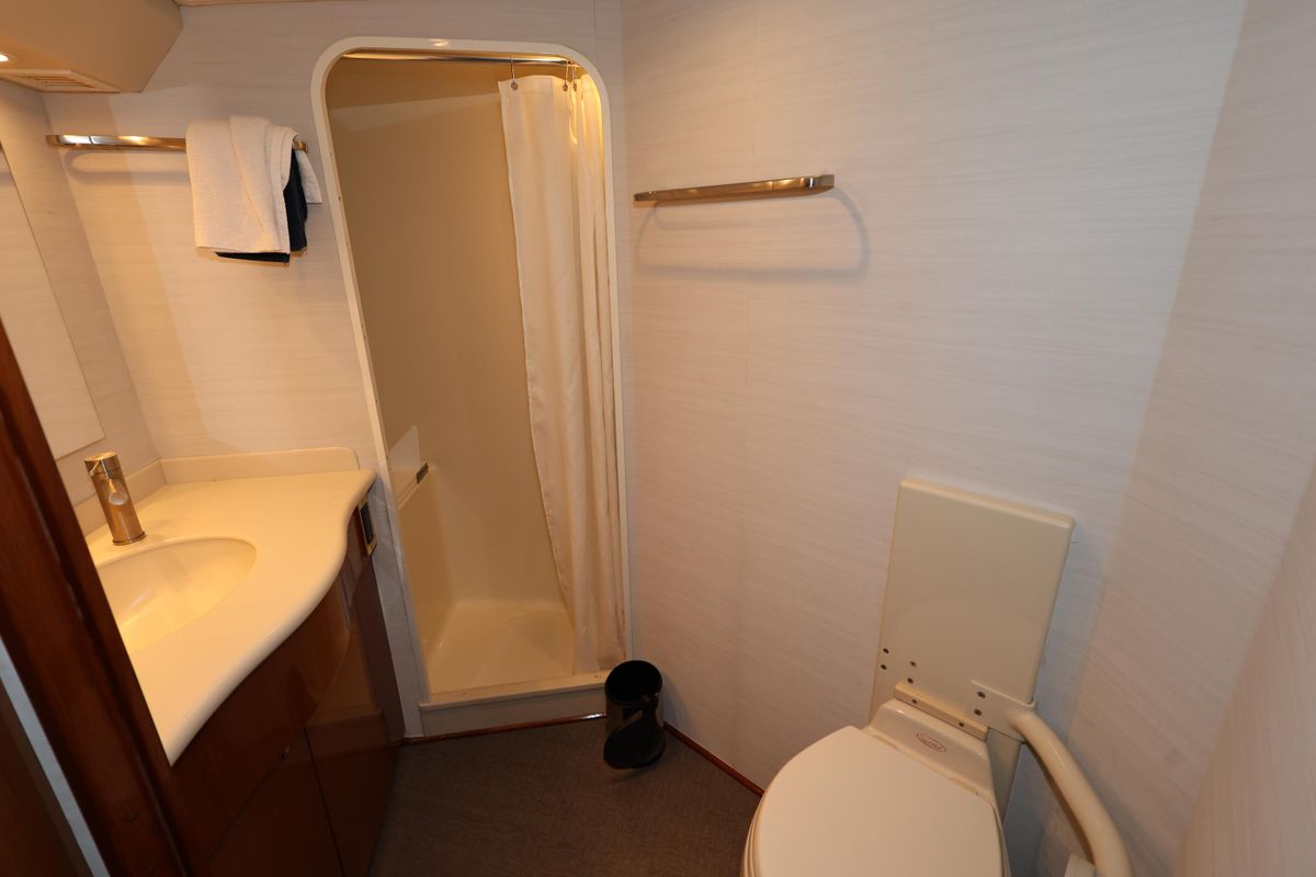 2005 Viking 52 
