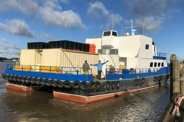 Southern Comfort Yacht Photos Pics AlumaCat 100 vessel from 2000 docked, featuring cargo containers and crew on deck.